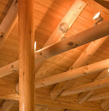 Dach z więźby drewnianej jest najbardziej popularnym rodzajem konstrukcji w budownictwie jednorodzinnym