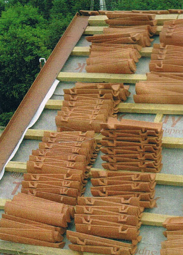 Przed ułożeniem dachówki warto porozkładać na dachu