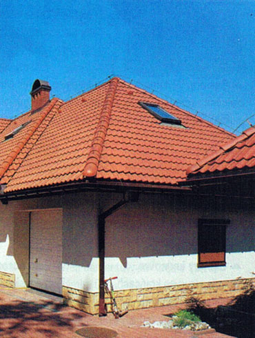Tanio, bezpiecznie i wygodnie jest układać dachówki na dachu o kącie nachylenia od 22 do 60°